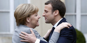 Merkel und Macron umarmen sich
