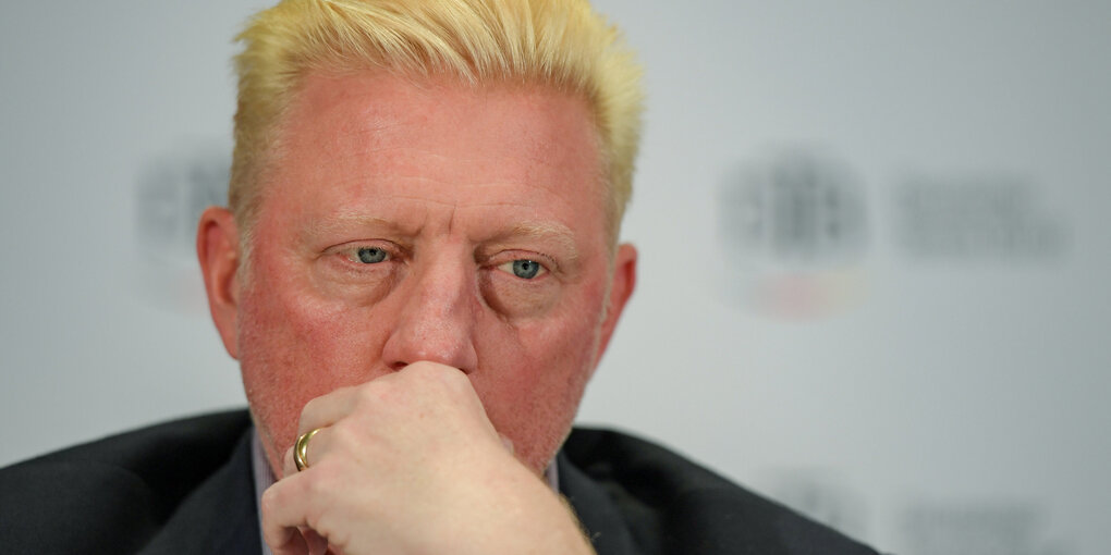 Boris Becker stützt nachdenklich den Kopf in die Hand