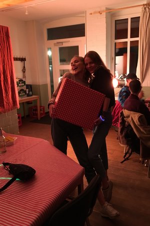 Zwei junge Frauen posieren mit Geschenk