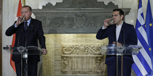 Zwei Männer trinken Wasser, Erdogan und Tsipras