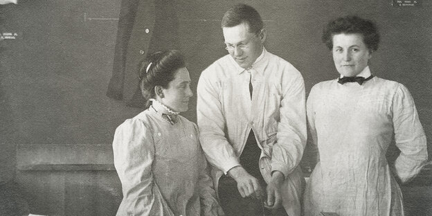 Ein schwarz-weiß Bild zeigt zwei Frauen und einen Mann