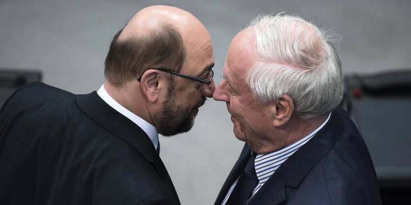 Lafontaine und Schulz sprechen miteinander. Sie stehen so dicht, dass sich ihre Nasen fast berühren