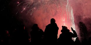 Menschen betrachten ein Feuerwerk