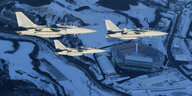 Kampfflugzeuge über einer verschneiten Landschaft