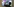 Ein Junge von hinten vor einem Bildschirm, der bunt ist, weil ein Videospiel läuft