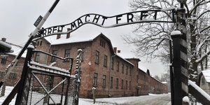 "Arbeit macht frei"-Schriftzug am Haupttor des ehemaligen KZ Auschwitz-Birkenau