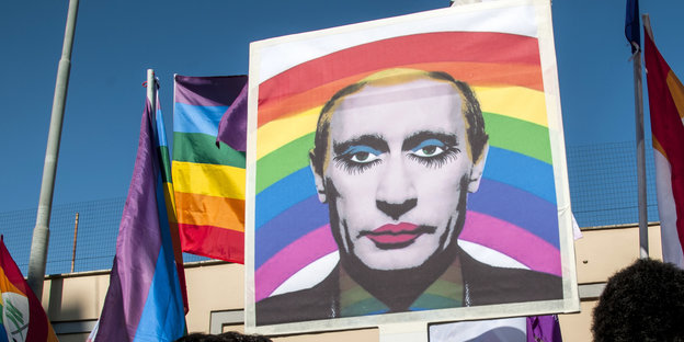 Regenbogenflagge mit dem stark geschminkten Gesicht Präsident Putins