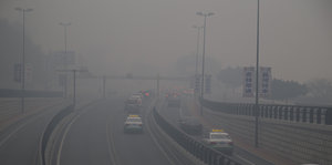 Autobahn im Smog in China