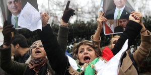 Zwei Frauen recken bei Protesten in Iran beide Arme hoch