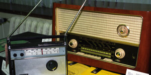Ein Transistor und ein Röhrenradio