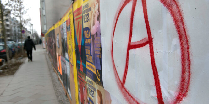 Anarchisten-A auf einer Plakatwand