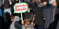 Demonstranten halten ein Schild mit der Aufschrift "Generation Prekariat" hoch