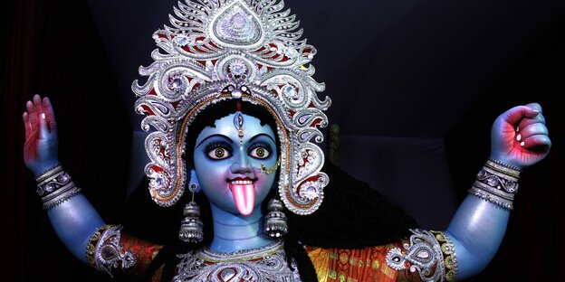 eine blau und rosa bemalte Skulptur der indischen Göttin Kali