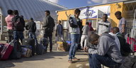 Flüchtlinge vor einer israelischen Fahne an einer Grenzanlage