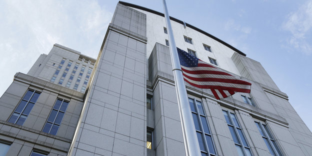 Die US-Flagge vor einem hohen Gebäude
