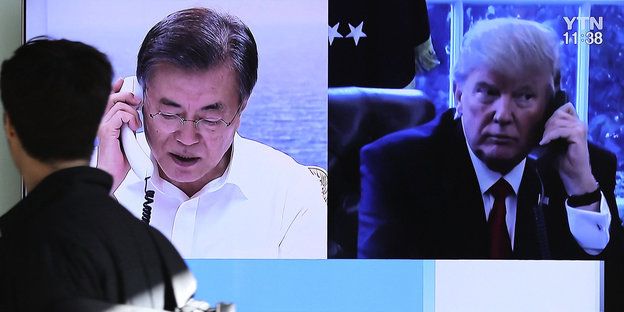 Ein Splitscreen zeigt Moon Jae-in und Trump am Telefon