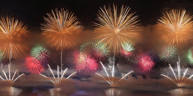 Ein großes Feuerwerk über der Copacabana