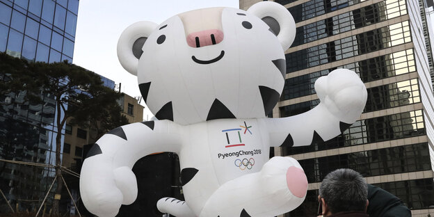 Ein Mann fotografiert in Seoul (Südkorea) das offizielle Maskottchen der Olympischen Winterspiele 2018, den weißen Tiger «Soohorang»