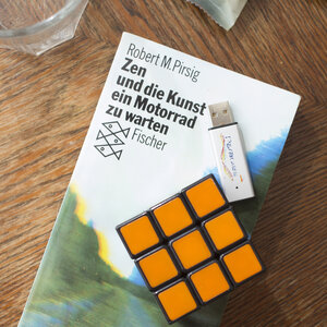 Zen-Buch, das auf seinem Couchtisch liegt Zen-Buch, das auf seinem Couchtisch liegt