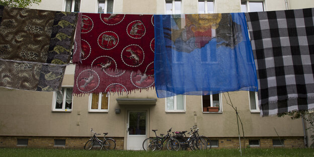 Behängte Wäscheleine vor dem Haus Behängte Wäscheleine vor dem Haus
