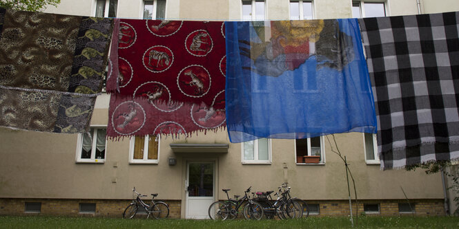 Behängte Wäscheleine vor dem Haus