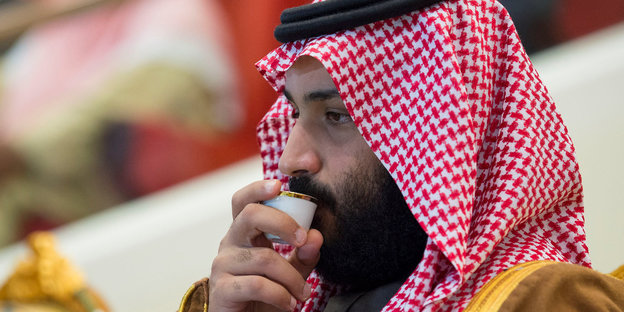 Der saudische Kronprinz Mohammed bin Salman nippt an einem Kaffee
