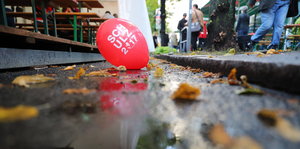 ein roter Luftballon auf dem Boden - mit der Aufschrift „Schulz 2017“