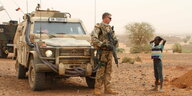 deutscher Soldat in Mali vor einem gepanzerten Automobil