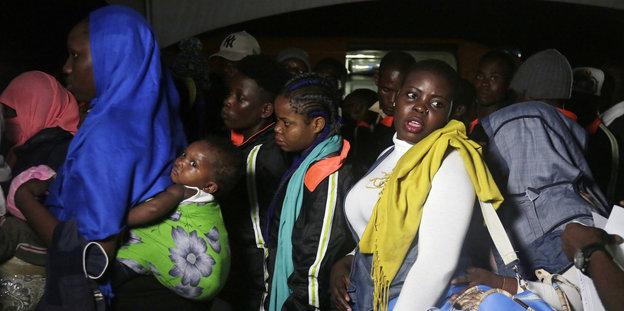 Nigerianerinnen nach ihrer Landung am Flughafen von Lagos