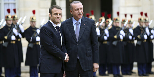 Erdogan und Macron geben sich die Hand