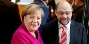 Angela Merkel und Martin Schulz lächeln in die Kamera