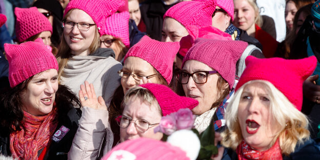 Frauen mit pinken Mützen beim feministischen Women's March