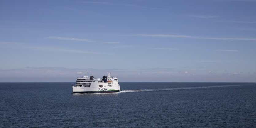 Eine Fähre mit dem Schriftzug "Scandlines" fährt über das ruhige Meer.