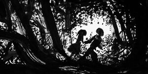 Hänsel und Gretel irren durch den Wald