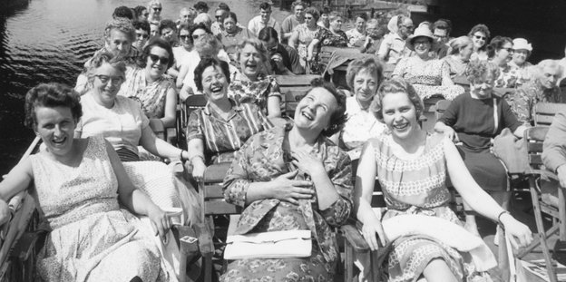 Schwarzweifoto mit vielen Frauen, die auf einem Schiffsdeck sitzen