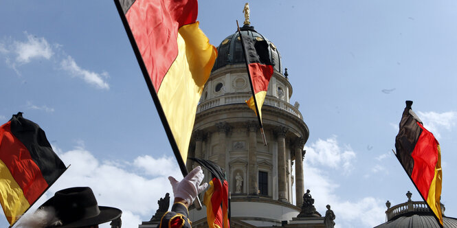 Wehende Deutschlandfahnen