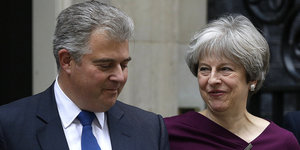 Porträt Theresa May und Brendan Lewis vor Downing Street No- 10