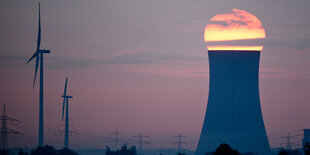 Kohlekraftwerk, Windräder und Strommasten