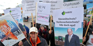 Eine Gruppe Menschen mit Schildern mit Glyphosat-kritischen Botschaften