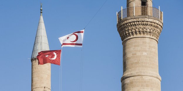 Moschee im türkischen Teil Nikosias - mit Halbmondfahne