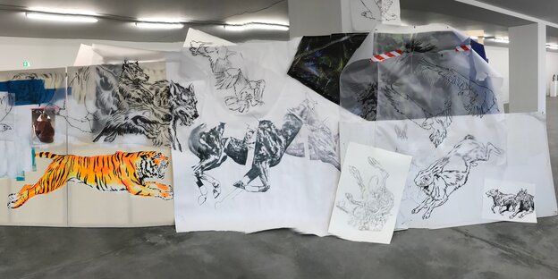 Eine Stellwand mit vielen Zeichnungen von Tieren