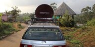 Ein Auto auf einer Piste in Kamerun