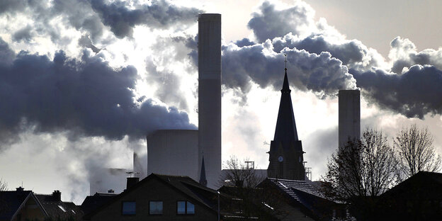 Rauch und Dampf steigen am 07.12.2011 aus den Kühltürmen und Schornsteinen des RWE-Braunkohlekraftwerks Frimmersdorf bei Grevenbroich.
