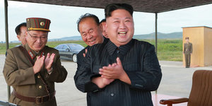 Kim Jong Un freut sich über einen Raketentest
