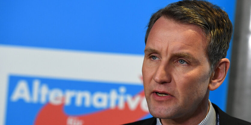 Björn Höcke am rechten Bildrand