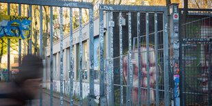 Gitter vor dem Schuleingang