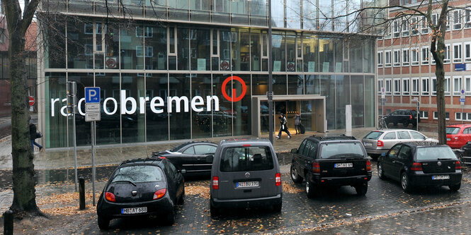 Eine Hausfassade aus Glas mit dem Schriftzug "Radio Bremen".