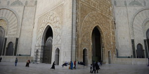 Menschen laufen in die berühmte Moschee Hassan II in Casablanca in Marokko