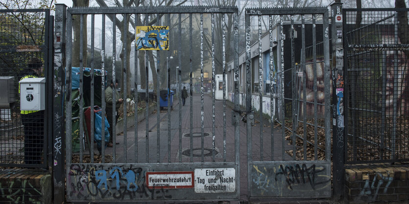 Das Eingangstor der von Flüchtlingen besetzten Gerhart-Hauptmann-Schule in Kreuzberg