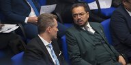 Zwei Männer sitzen im Bundestag und reden